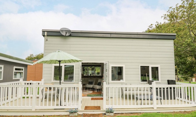 New Quay Cabin | THE SHED, pet friendly, with a garden in Llanarth