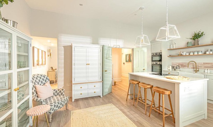 Bournemouth City Centre House | The Shell House (Sleeps 12 - 5 mins to Beach)