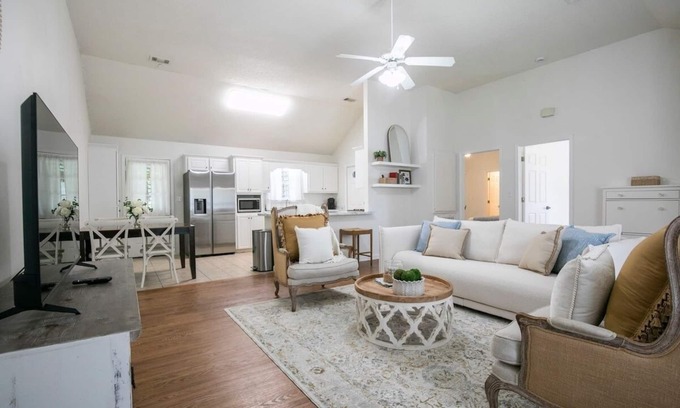 Oxford House | The Shiloh, 2BR Serene Home by Velvet Ditch Villas