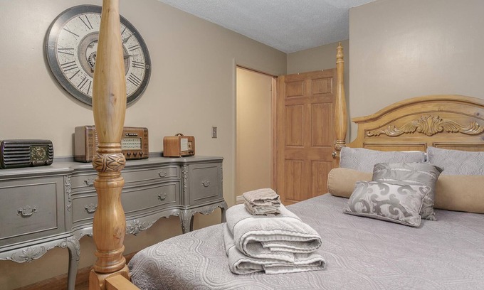 Newaygo Apartment | The Shore Line Room at Newaygo Bed & Breakfast