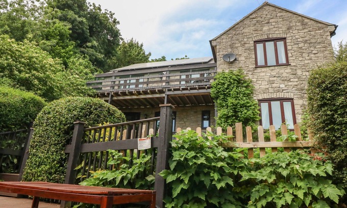 Bridport Cottage | THE SKILLING, pet friendly, with hot tub in Bridport