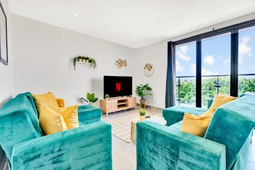 Chelmsford Apartment | The Skyline Balcony Suite - By Raymond Properties