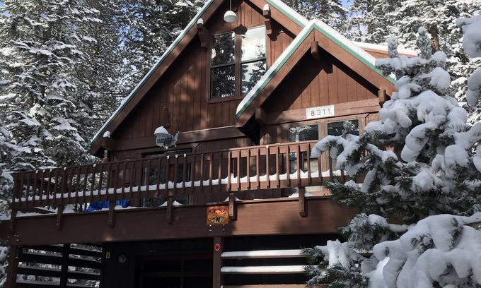 Serene Lakes Cabin | The Snowed Inn at Serene Lakes. Upscale with Hot Tub and Garage Parking!