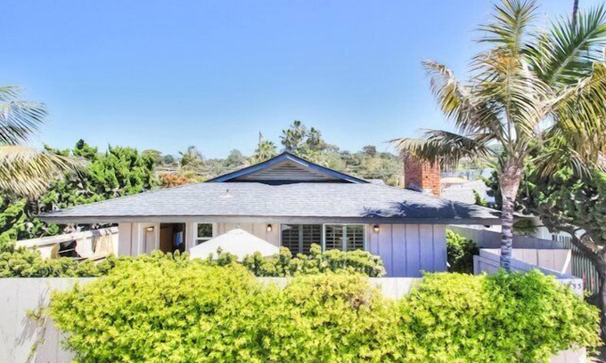 Del Mar House | The sound of the surf and cool ocean breeze 100 yards away!
