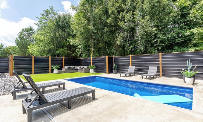 Pleasant View House | The Southern Oasis - Quiet Country Escape with Pool