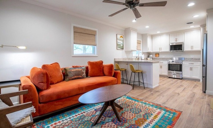 Oxford House | The Square Unit 1, Cozy 1 BR by VelvetDitchVillas