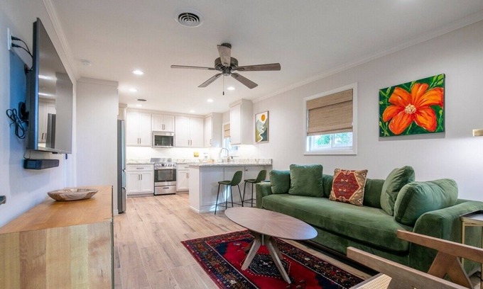 Oxford House | The Square Unit 4, Cozy 1 BR by VelvetDitchVillas