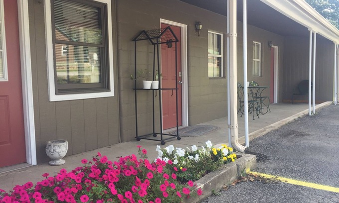 Aurora Apartment | The Squirrels Nest in the quaint village of Aurora