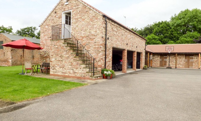 Crayke Cottage | THE STABLES, CRAYKE LODGE, romantic, with open fire in Easingwold