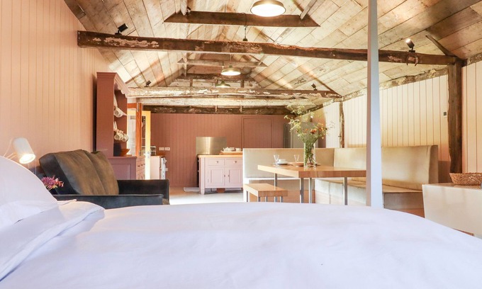 Stonegate Cottage | THE STONE BARN, romantic, character holiday cottage in Ticehurst