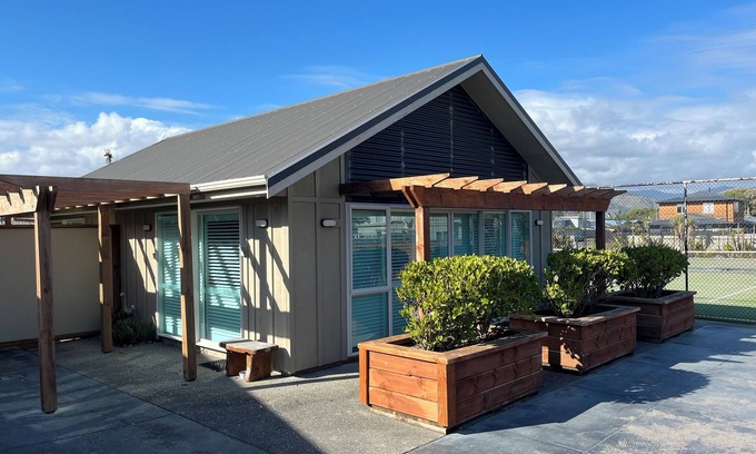 Waikanae House | THE TENNIS PAVILION @ Longshore: Small bach; big facilities! Pool, spa, tennis