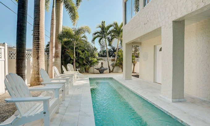 Ilexhurst House | The Tiki Treehouse: Luxury Beach Retreat at Grassy Point Nature Preserve