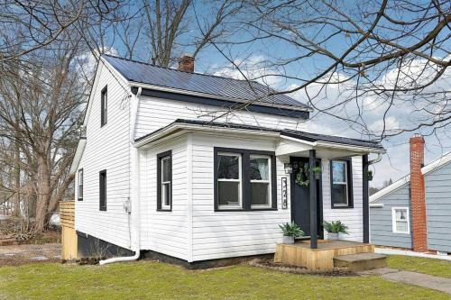 Canal Fulton House | The Towpath Retreat-A Cozy Farmhouse Stay