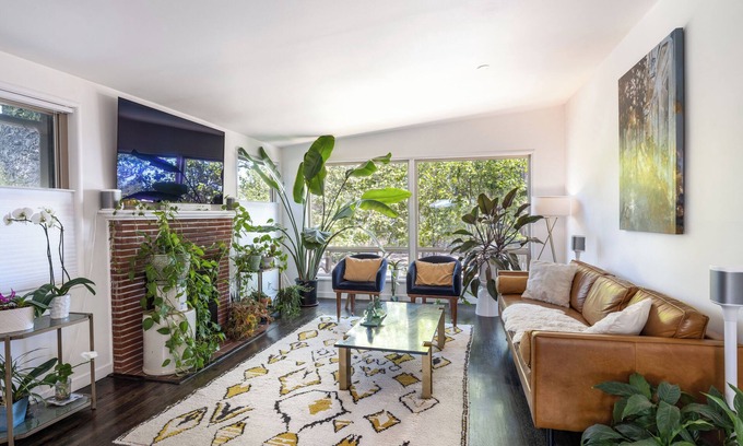 San Rafael House | The Treehouse 2 bedroom, hot tub, quiet cul-de-sac, bay views, lots of light