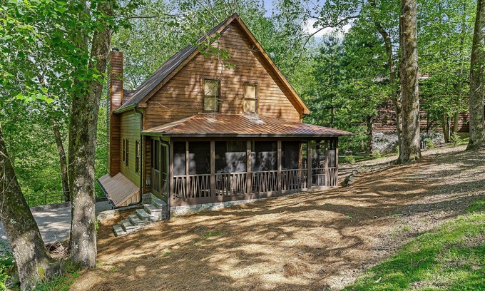 Lancaster House | The Treehouse Cabin Mins to Center Hill Marina Caney Fork River Edgar Evins Park