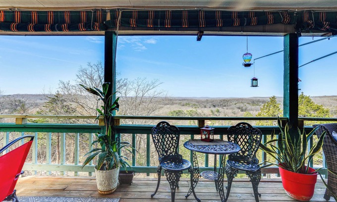 Hardy House | 'The Treehouse' in Cherokee Village: Deck & Views