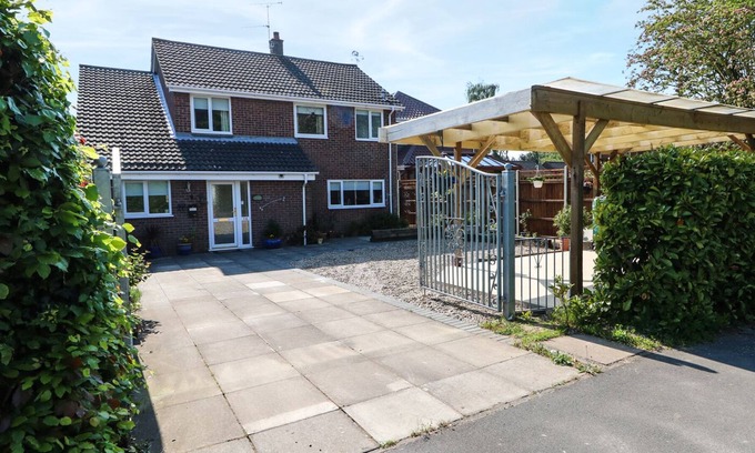 North Walsham Cottage | THE TWICKLE, pet friendly, country holiday cottage in North Walsham