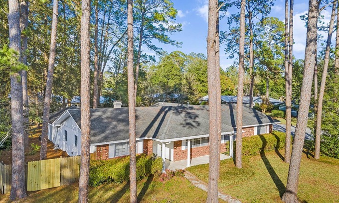 Gainesville House | The University Gathering Place is enjoyable for any larger group, 6 Min. to UF