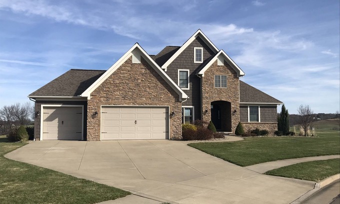 Sugarcreek House | The Villa at Black Gold | Golf Getaway | Amish Country Getaway