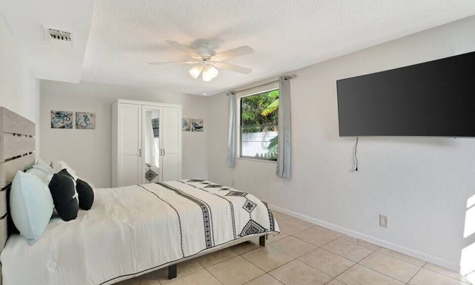 Madeira Beach Villa | The Villas at Madeira 2, Walk 2 Beach + Johns Pass