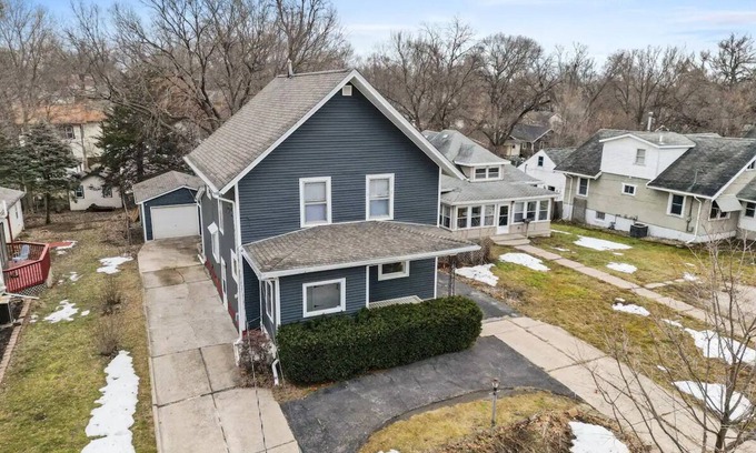 Des Moines House | The Vintage Haven. A cozy home 5 mins from Downtown Des Moines. Pet-Friendly