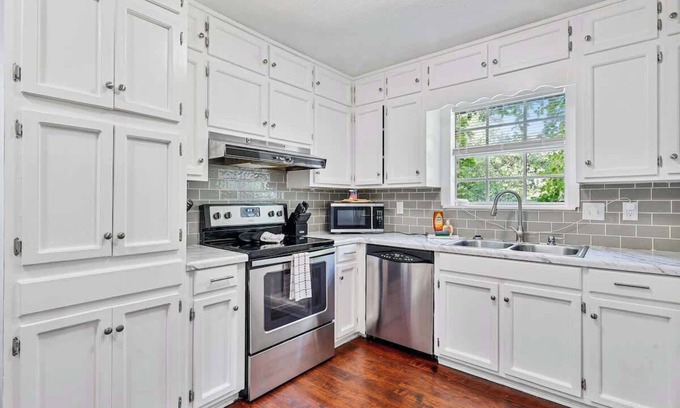 New Castle House | The Vista Villa - A Poolside Paradise