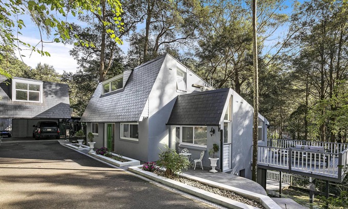 Wahroonga House | The Wahroonga Oasis (ISYD) - A Unique 4 Bedroom Oasis Retreat with office space that can converted be self-contained studio with bathroom and kitchen