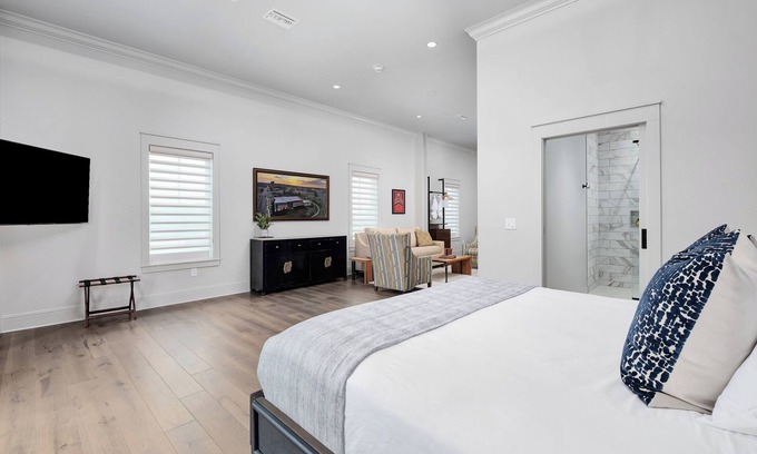 Cullman Hotel | The Wallace Suite | 5 Minutes from I65 | In the heart of Cullman