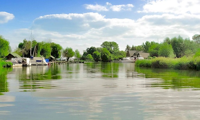 Meesiger Boat Rental | The water camper is simply and practically furnished.