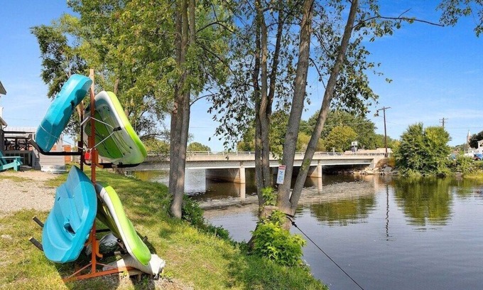 Oconto House | The Waterfront Side A - 4BR Villa on the RIVER