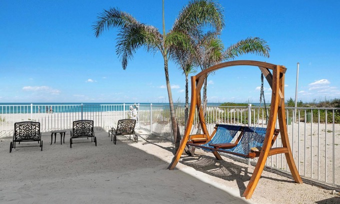 Ilexhurst House | The Wave by Beach Boutique Rentals