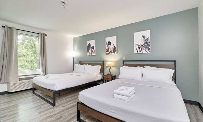 Central West End Hotel | The West End Hotel- 2 Queen Beds