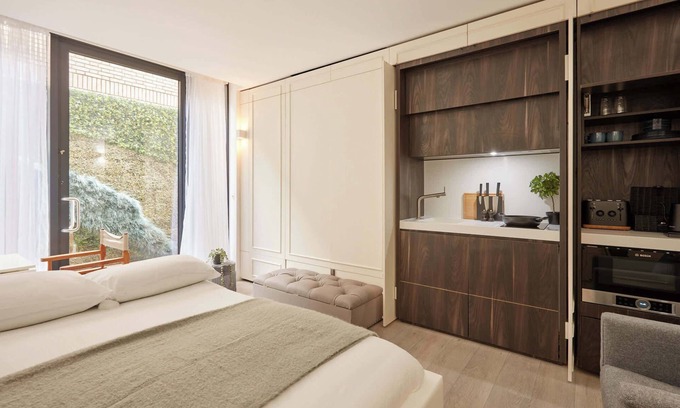 Shepherd's Bush Apartment | The Westlight: Bright LG Studio in White City