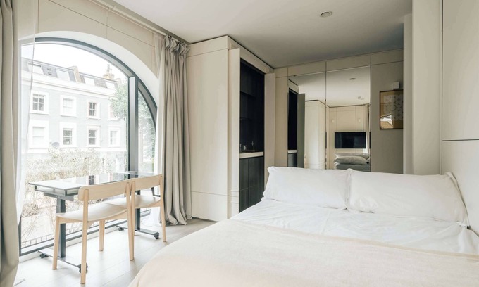 Shepherd's Bush Apartment | The Westway: Contemporary Studio in White City