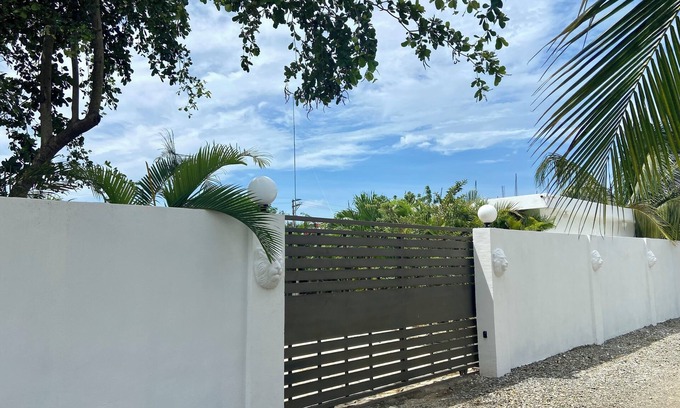 Juan Dolio Bed & Breakfast | The white rock villa this 9 bedroom 9 bathroom offer fee continental breakfast