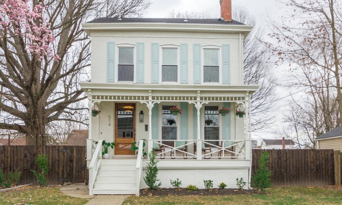 New Albany House | The White House on Oak - Minutes from Louisville
