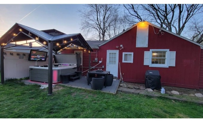 Akron House | The White House w/Hot Tub Portage Lakes Fenced Yard Pet-Friendly!