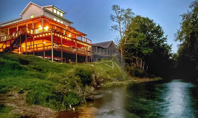 Glenwood House | The WhiteWater: River Front and Game Room