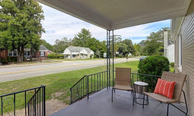 Forest Acres House | The Woodland Cottage - 3BR 1BA