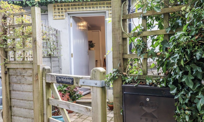 Mary Tavy Cottage | THE WORKSHOP, pet friendly, with hot tub in Mary Tavy