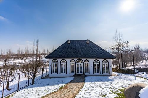 Srinagar House | The Zoey Villa, with Central Heating, Bonfire, BBQ & Complimentary Breakfast