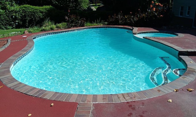 Jamestown House | Theater, heated pool/hot tub near HPU/Market