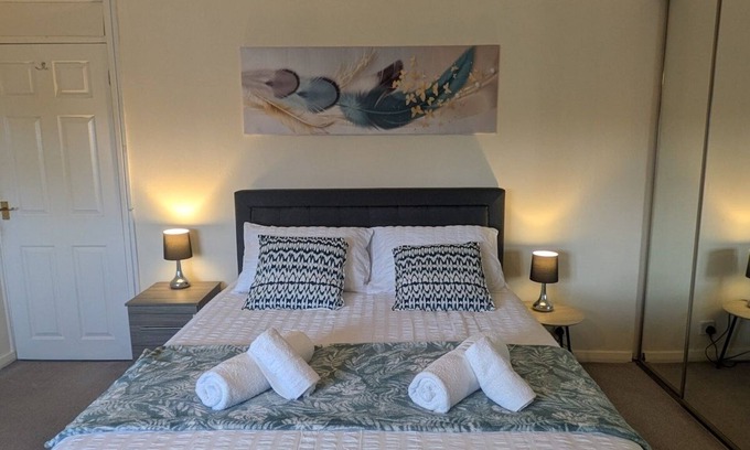 Shrewsbury House | Theatre Severn Town House, Parking & Quarry Views