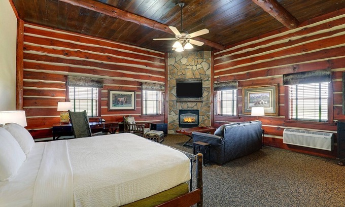 Columbia Hotel | Theme Suite w/Whirlpool, Living Area & Fireplace! Stoney Creek, Pool