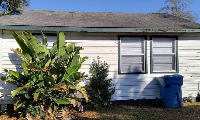 DeLand House | This a very nice area and its 30 from Daytona Beach, Orlando. Close to downtown