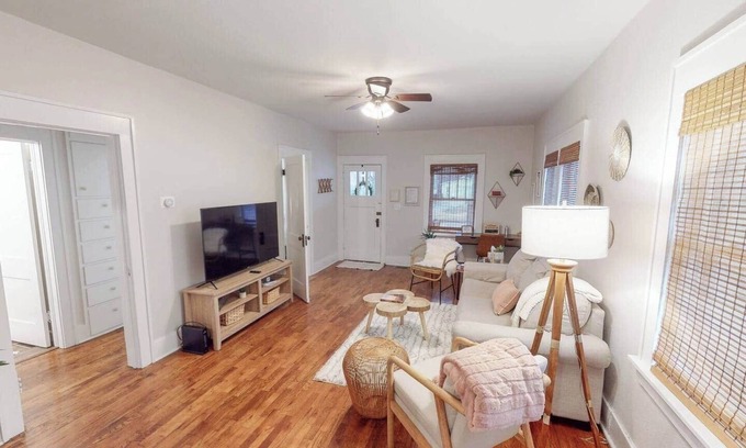 Wichita House | This bungalow is a 2 bedroom(s), 1 bathrooms, located in Wichita, KS.