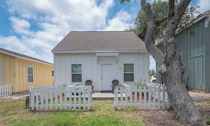 Fulton Cottage | This cottage is a 3 bedroom(s), 2 bathrooms, located in Rockport, TX.