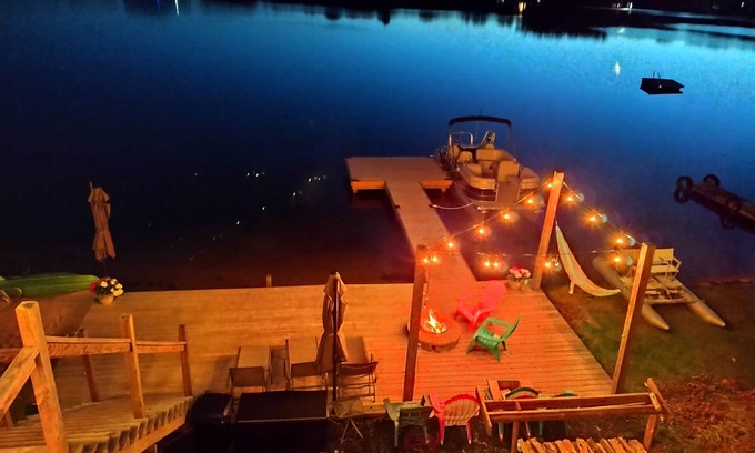 Custer Cottage | This cottage on the lake is a perfect place for a family vacation.