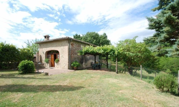 Montalcinello Other | This ground floor house (55 sqm) consists of a living room with fireplace, satellite tv and kitchen