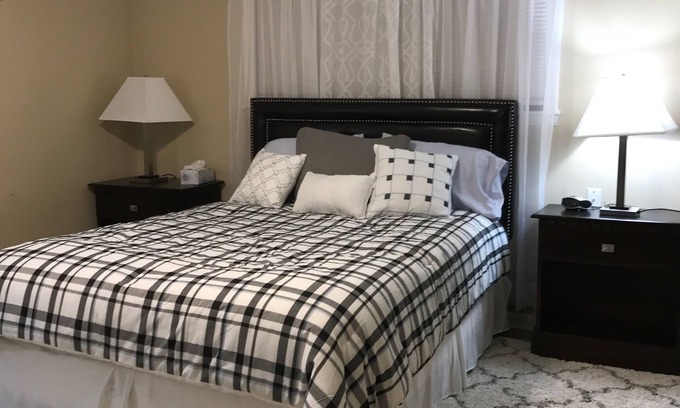 Whitehaven House | This home is literally a five minute walk from Elvis Presleys Graceland